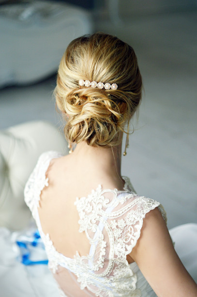 Capelli biondi raccolti, idea taglio per sposa