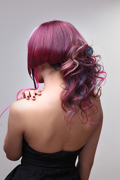 Acconciatura con capelli colorati