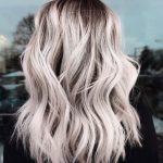 Balayage platino su capelli ondulati