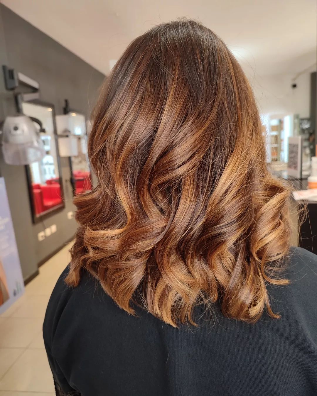 Balayage color caramello su capelli medi con base castana