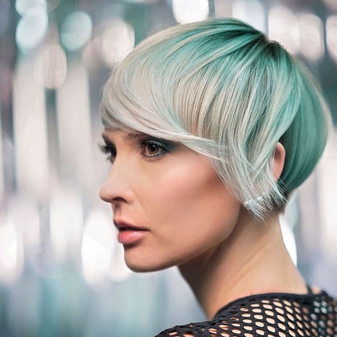 Pixie cut bianco con sfumature verdi