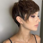 Capelli castani in stile pixie molto corti