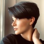 Capelli neri in stile pixie cut