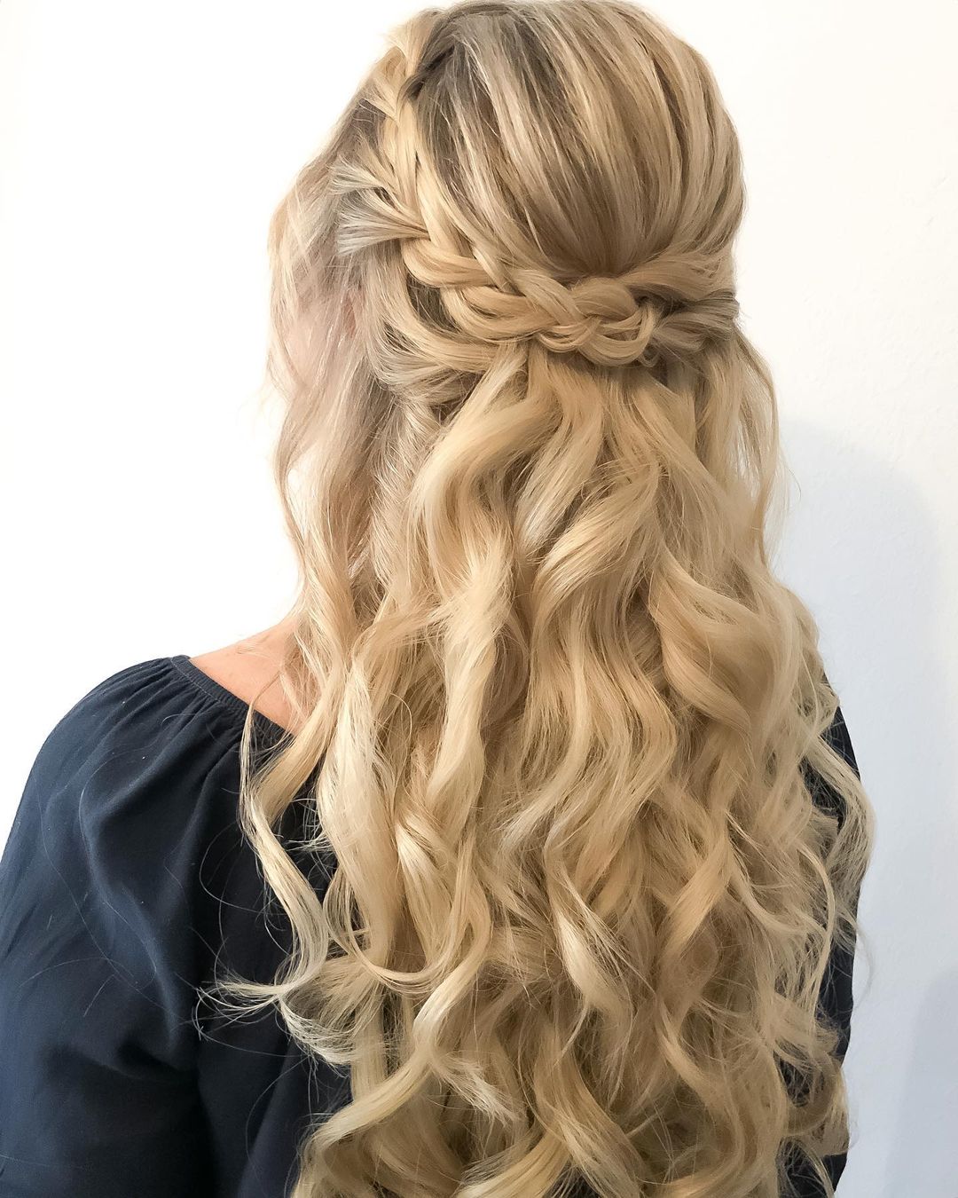 Acconciatura elegante con semiraccolto su capelli lunghi