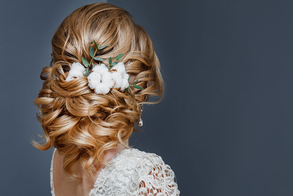 Capelli raccolti con fiori