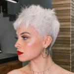 Pixie arruffato di colore bianco