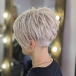 Taglio pixie cut con ciuffo lungo - Foto: Instagram @stylistcolorist_krg