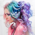 Acconciatura semi raccolta su capelli colorati - @adobestock.com