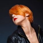 Capelli corti lisci rosso arancio