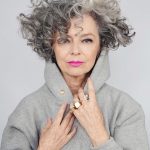 Capelli corti ricci over 50 - @catherinemattelaer