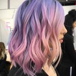 Capelli di media lunghezza con sfumature rosa - @guy_tang