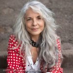 Capelli lunghi e grigi over 50 -@silverbeauty.michelle