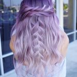 Capelli lunghi viola con treccia - @therighthairstyles