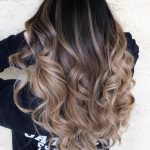 Capelli mossi scuri con balayage