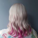 Capelli platino con punte fucsia