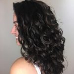 Capelli ricci con colorazione scura -@cabelariaa