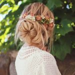 Chignon basso floreale biondo