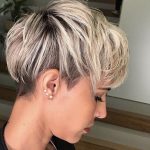 Pixie corto blonde