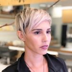 Taglio pixie cut cortissimo, biondo e con ciuffo -@monicapinkmel