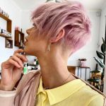 Pixie cut scalato con rasatura e colore rosa - @gregson_gastar