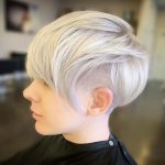 Pixie grigio corto con ciocche appuntite