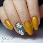 Smalto color oro con fiori - @shima_beautyy
