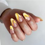 Smalto giallo con base nude - @ideas_for_nailart