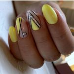 Smalto giallo su unghie a mandorla - @ideas_for_nailart