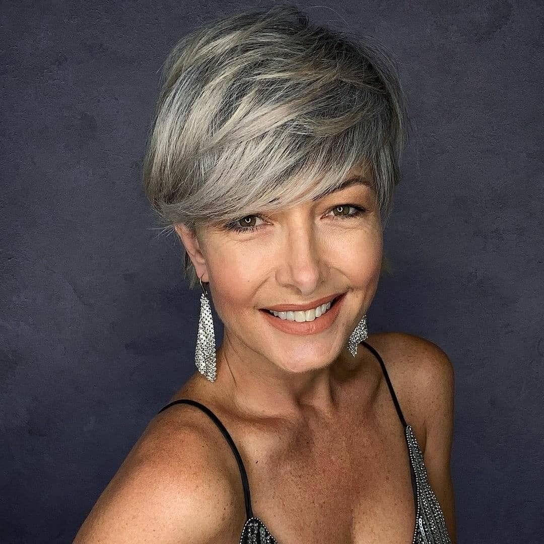 Taglio di capelli corto ideale per le over 50 - @thesilverlining_1970