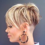 Taglio pixie biondo con prospettiva di profilo - @hair_bynatgeezy