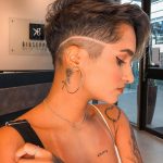 Taglio pixie rasato con disegno - @karenwgomes