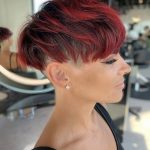 Taglio pixie rasato con sfumature rosse - @lilmsjoan