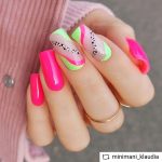 Unghie quadrate fucsia - Smalto nero con disegni - @ideas_for_nailart