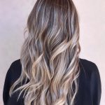 Balayage biondo su capelli lunghi - @constancerobbins