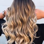 Balayage biondo su capelli mossi - @hairbykirstyfox