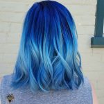Capelli azzurri scuri e chiari