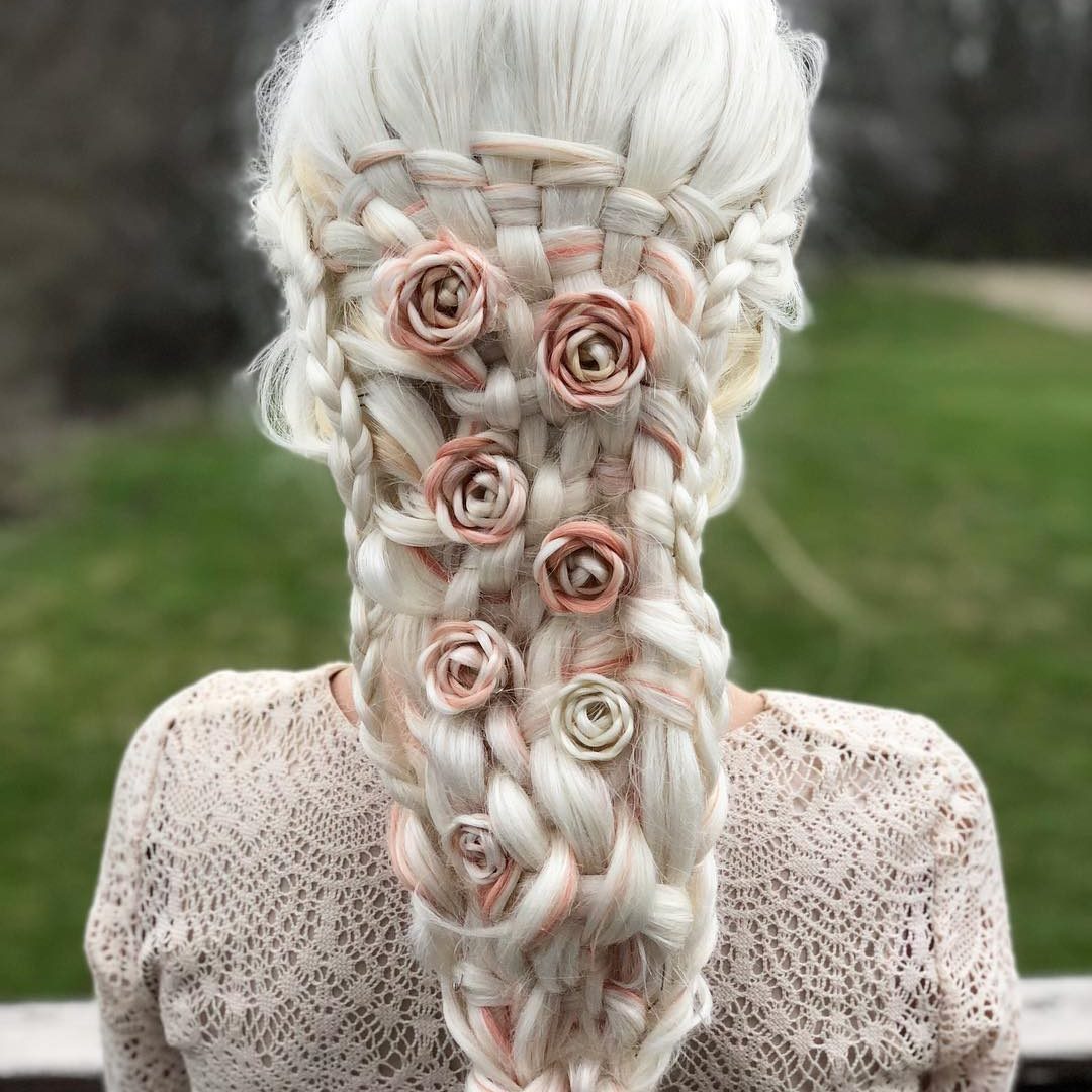 Capelli bianchi con fiori incastonati
