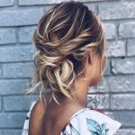 Capelli castani raccolti balayage caramello