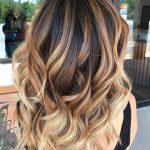 Capelli con colpi di sole e balayage