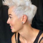 Capelli corti bianchi pixie