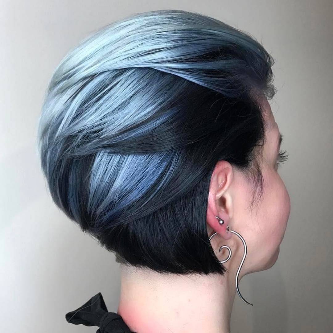 Capelli corti blu scuro e chiaro