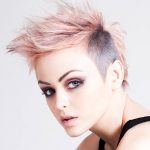 Capelli corti rosa con sfumature