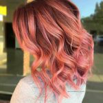 Capelli medi ondulati fucsia