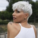 Capelli pixie bianchi corti