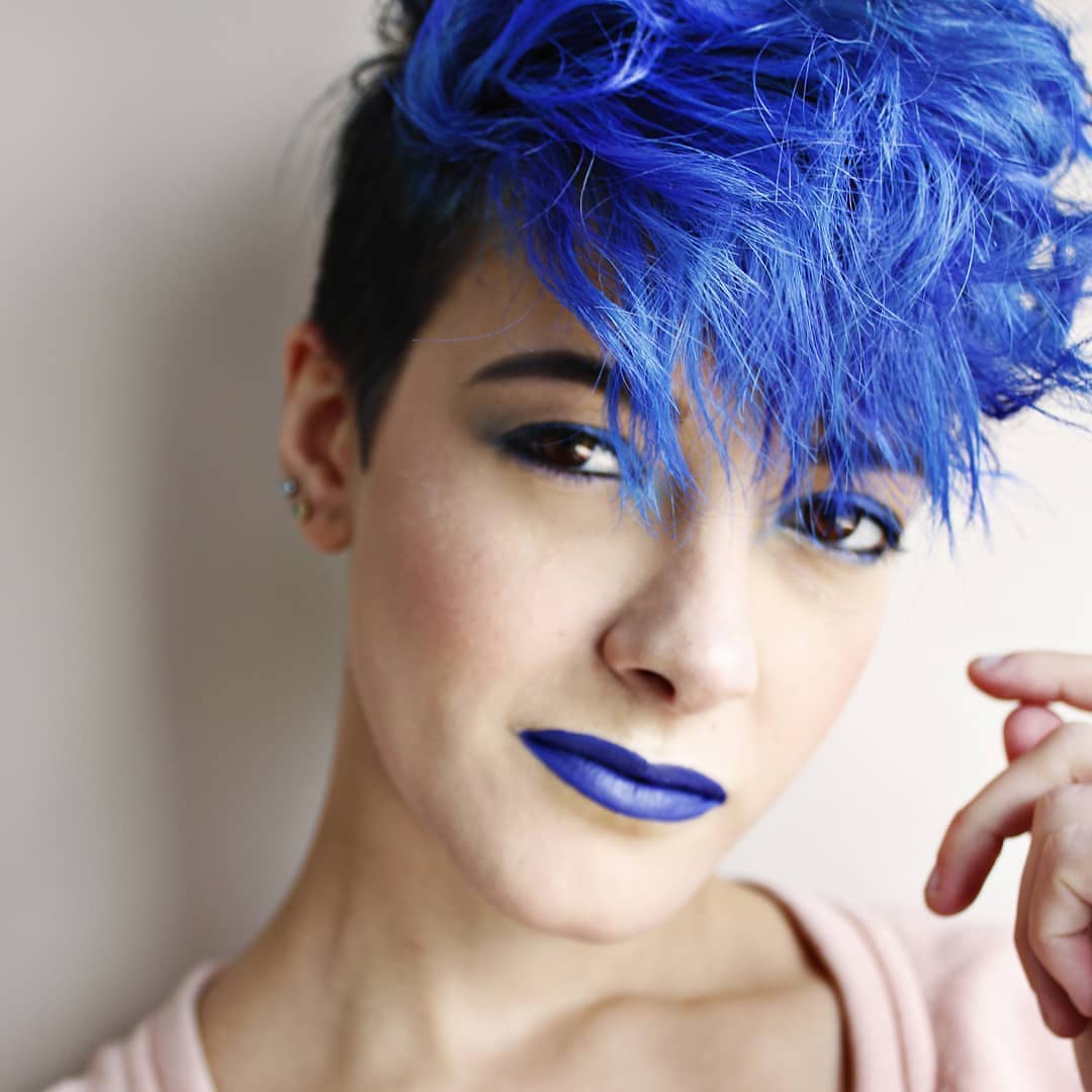 Pixie arruffato blu elettrico