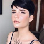 Pixie corto scuro con tatuaggi