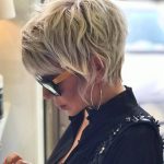 Pixie cut abbinato agli occhiali da sole - @jeanclaudeelmoughayar