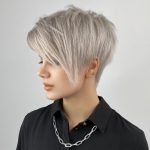 Pixie grigio capelli lisci frangia laterale