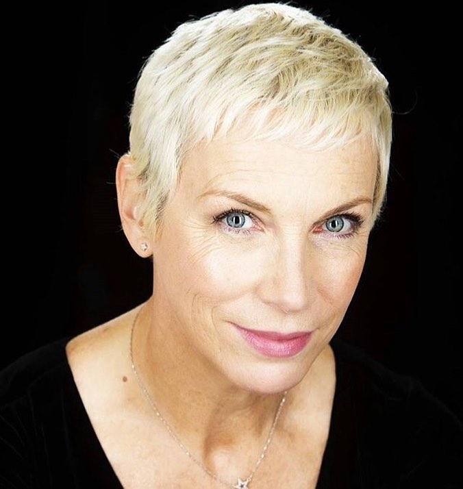 Tagli corti over 50 - @officialannielennox