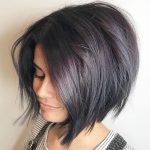 Taglio caschetto corto con sfumature viola - @zachschneiderhair